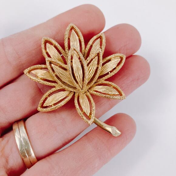 VTG Mid Century Avon Gold Tone Lotus Flower Brooch Pin Openwork Floral Design - Picture 2 of 4